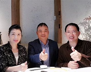 標王機房監(jiān)控薛東山與單仁資訊集團單仁博士、賈鹛院長合照